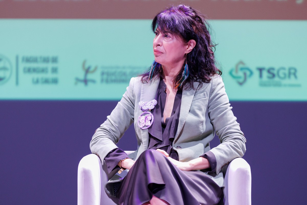 La ministra de Igualdad sostiene que hombres y mujeres son «especies radicalmente distintas» y pide ayudar al género masculino a «evolucionar»