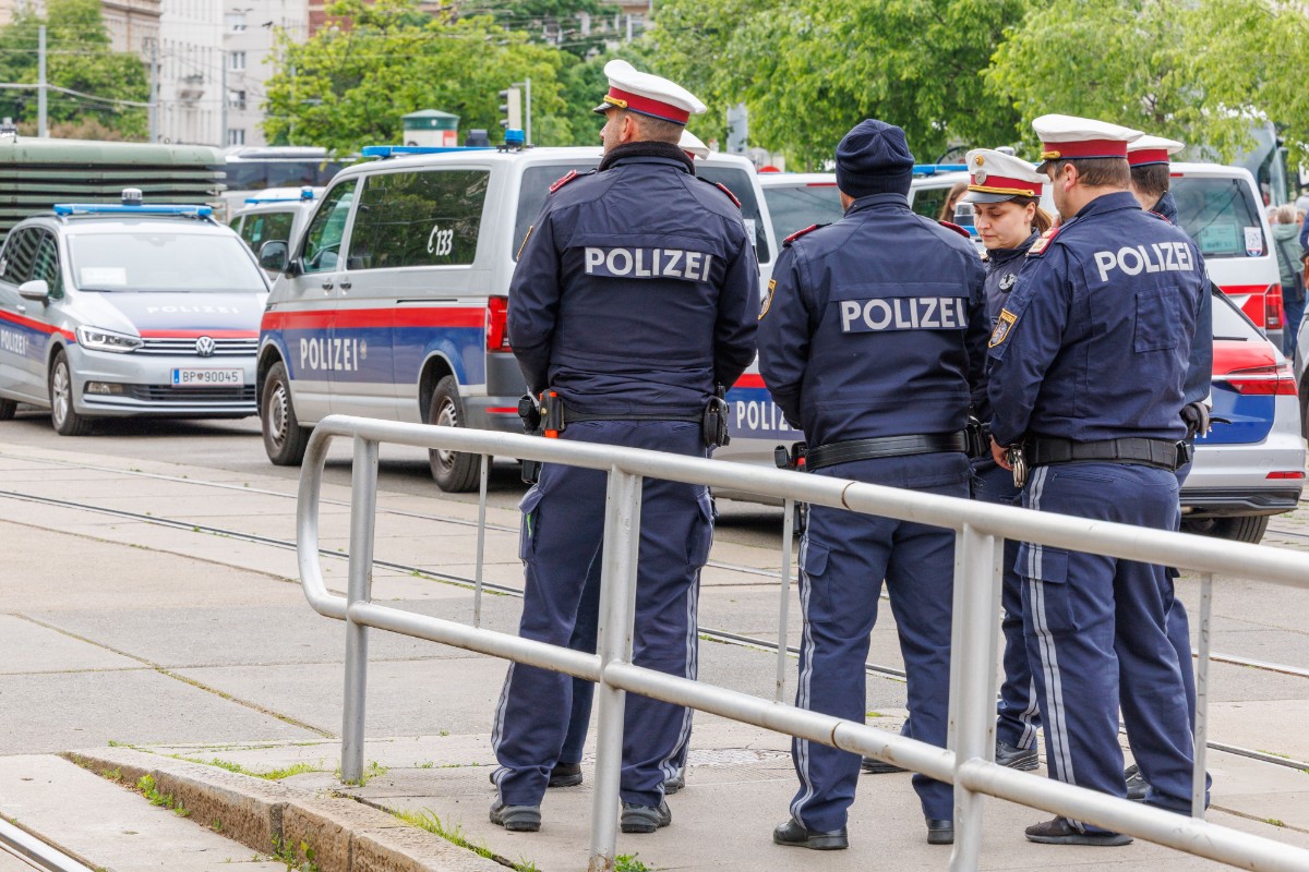 Dos sirios que violaron y grabaron a una joven de 16 años en Viena son puestos en libertad por un tribunal: «No hay pruebas suficientes de la agresión»