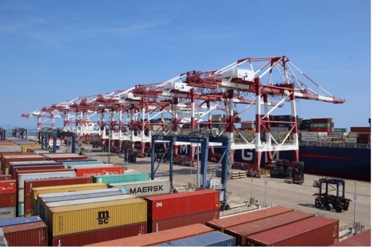 La mitad de los vehículos que llegan al Puerto de Barcelona ya procede de China