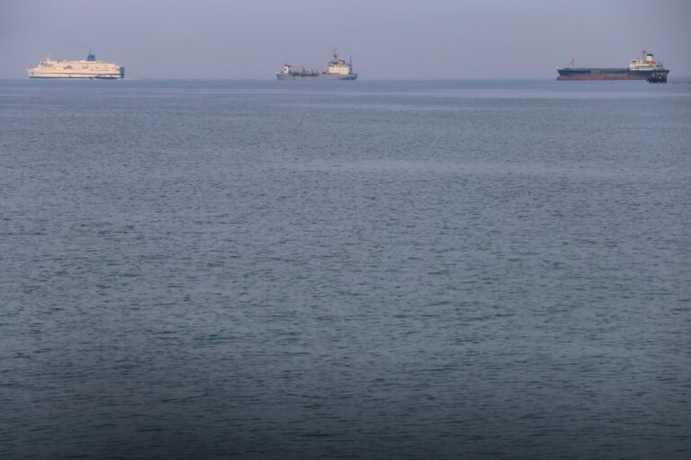 Atacado e incendiado un petrolero que navegaba por el estrecho de Ormuz tras el impacto de un proyectil de origen desconocido