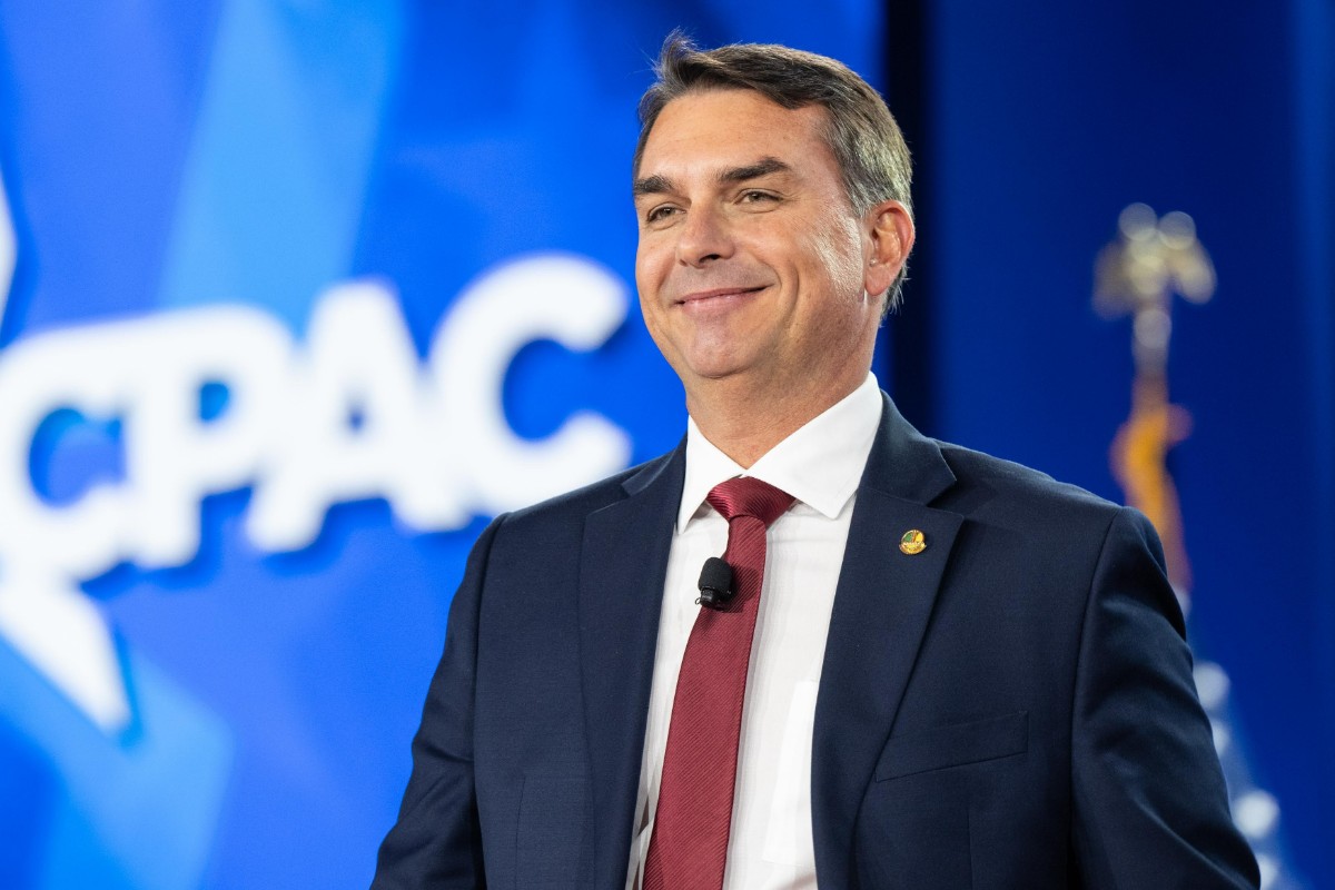 Flávio Bolsonaro estrecha su alianza con Trump: ofrece ventajas comerciales a EEUU si resulta electo presidente de Brasil