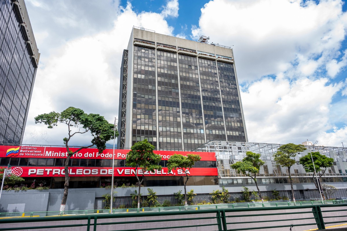 España dispara las compras de petróleo venezolano hasta máximos de la última década