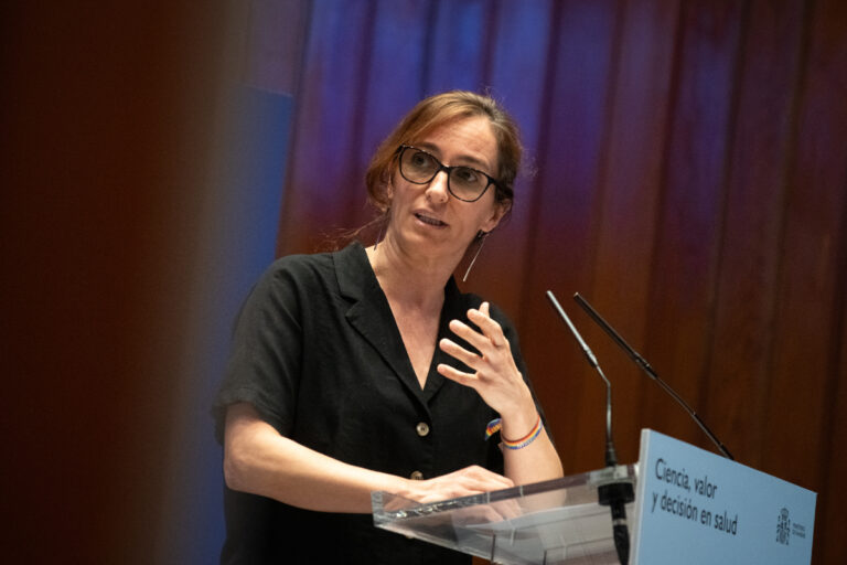 El Gobierno rechaza financiar un fármaco contra el alzhéimer mientras paga con dinero de todos los españoles la acogida de inmigrantes ilegales