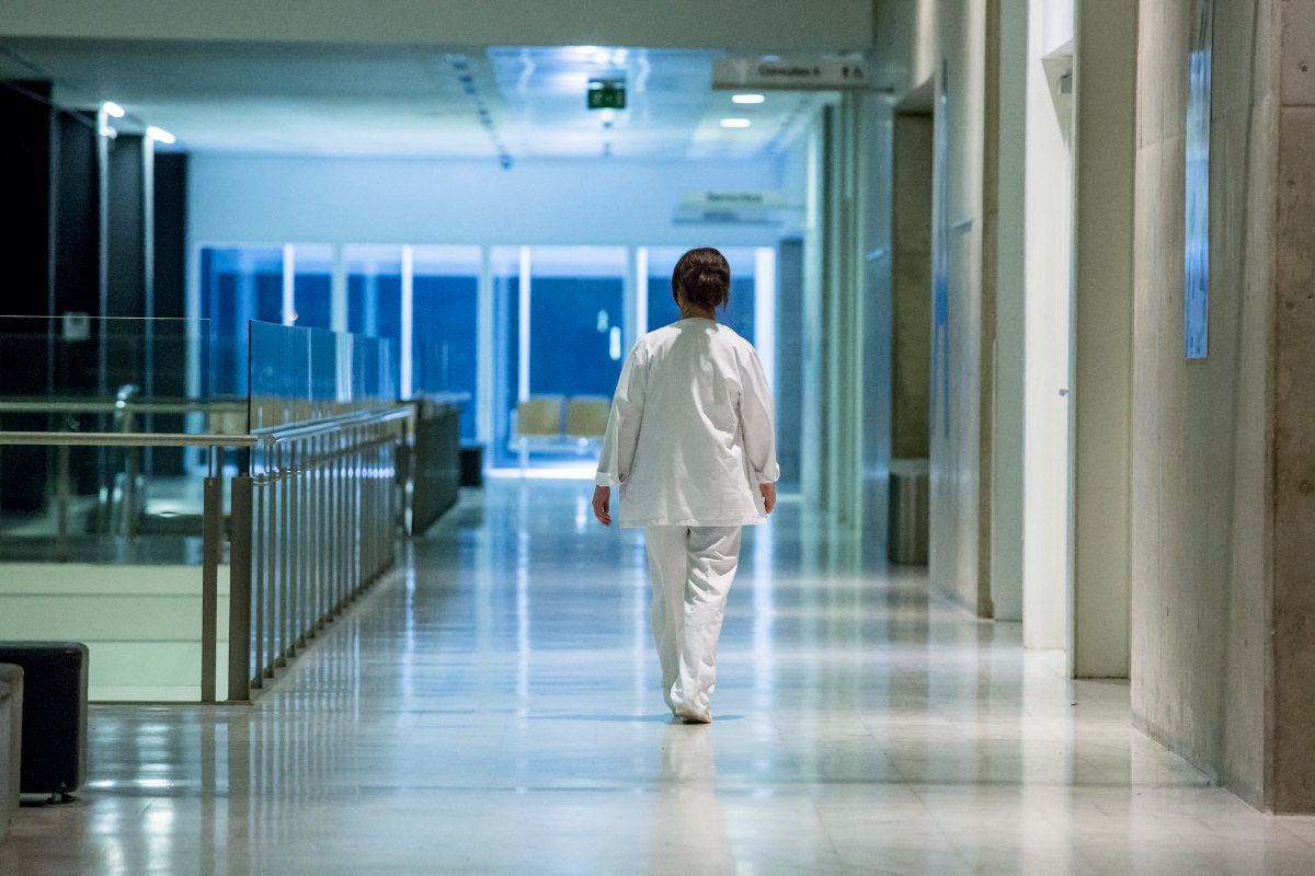 La fuga de enfermeras se dispara un 20% en España: más de 1.300 profesionales preparan su salida al extranjero