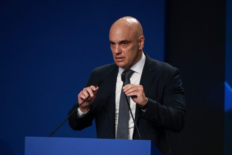 Nueva arremetida del juez Alexandre de Moraes: ordena suspender las visitas del patriota Flávio Bolsonaro a su padre por 90 días