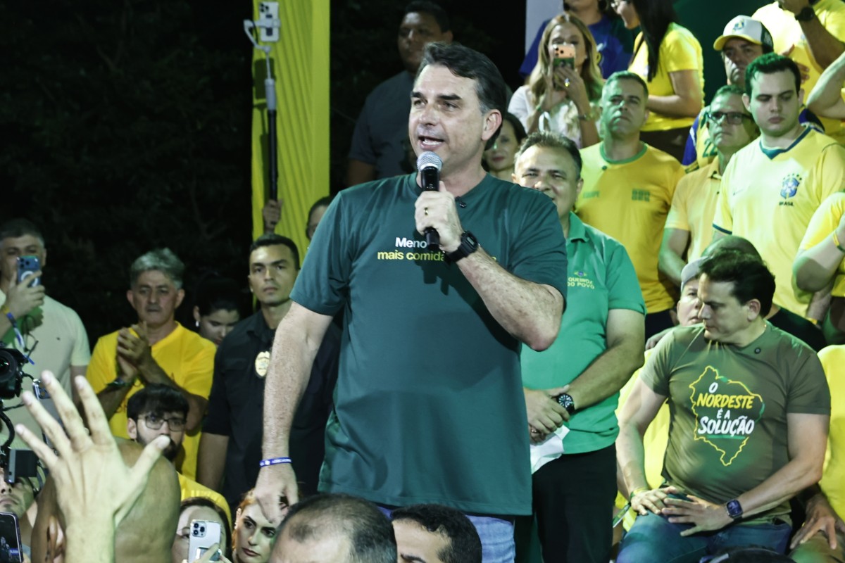 El patriota Flávio Bolsonaro reforzará su esquema de seguridad durante la campaña tras recibir amenazas de muerte