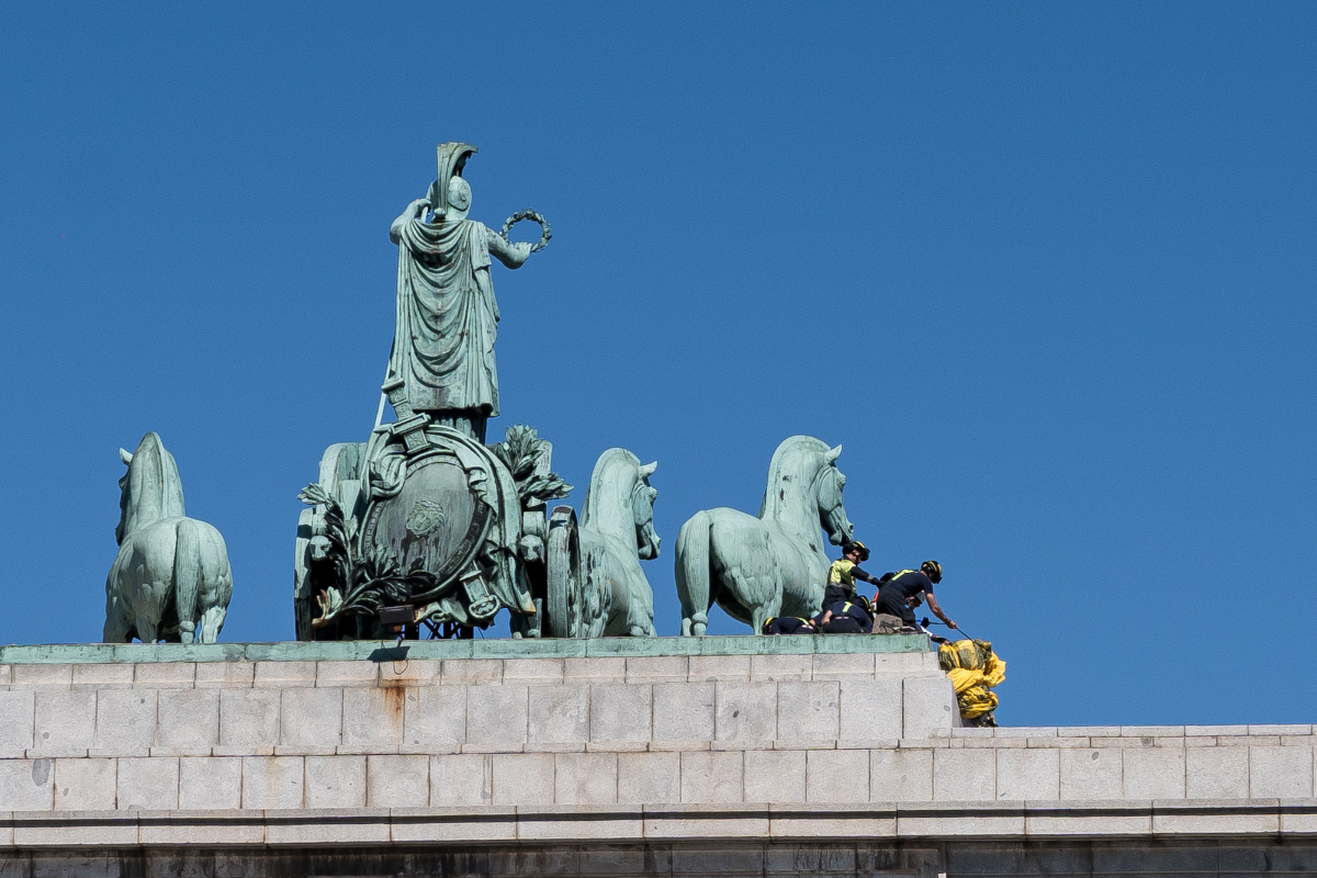 Detenidos activistas de Greenpeace tras colgar una pancarta contra la prórroga de Almaraz en el Arco de Moncloa