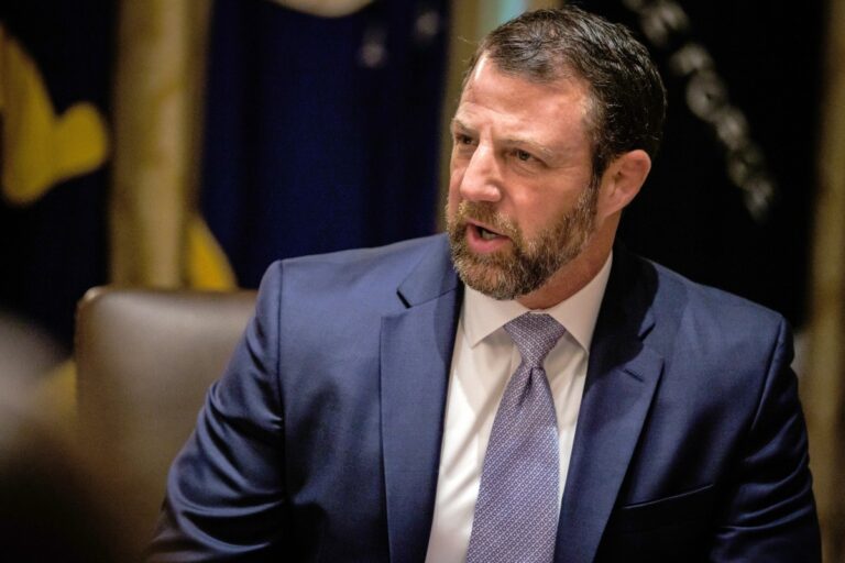 La Administración Trump amenaza con multas y cárcel a funcionarios que no verifiquen si los ciudadanos están correctamente registrados en el censo electoral