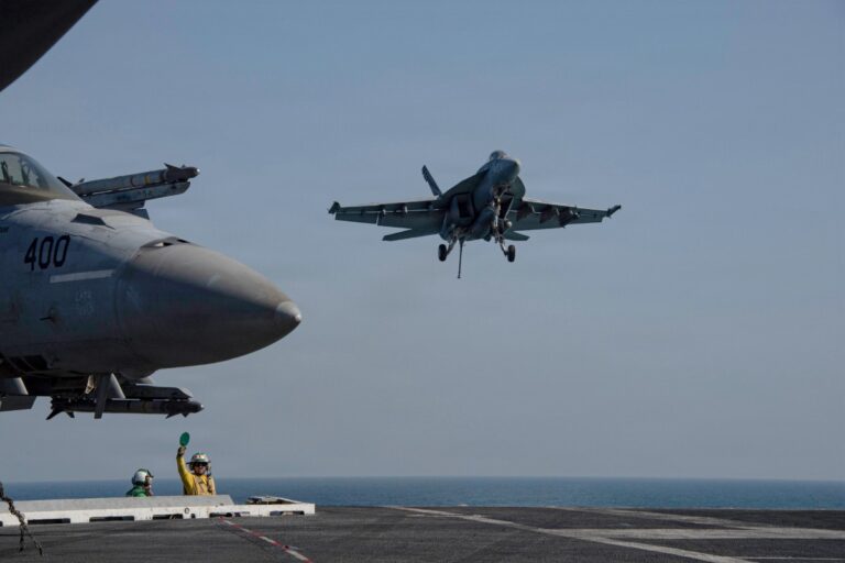 El Ejército de EEUU lanza una nueva oleada de ataques contra el régimen iraní, en la décima noche consecutiva de la ofensiva