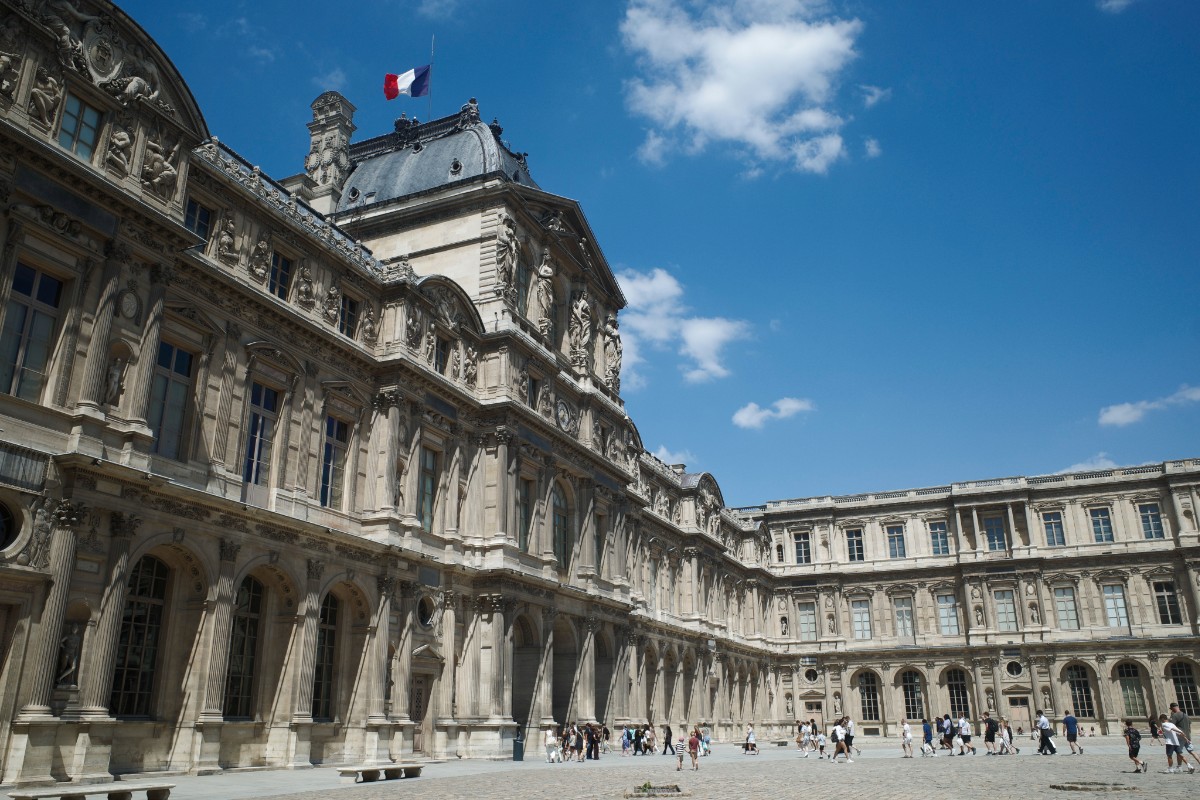 Reabre la Galería Apolo en el Louvre tras permanecer cerrada durante meses por el llamado ‘robo del siglo’