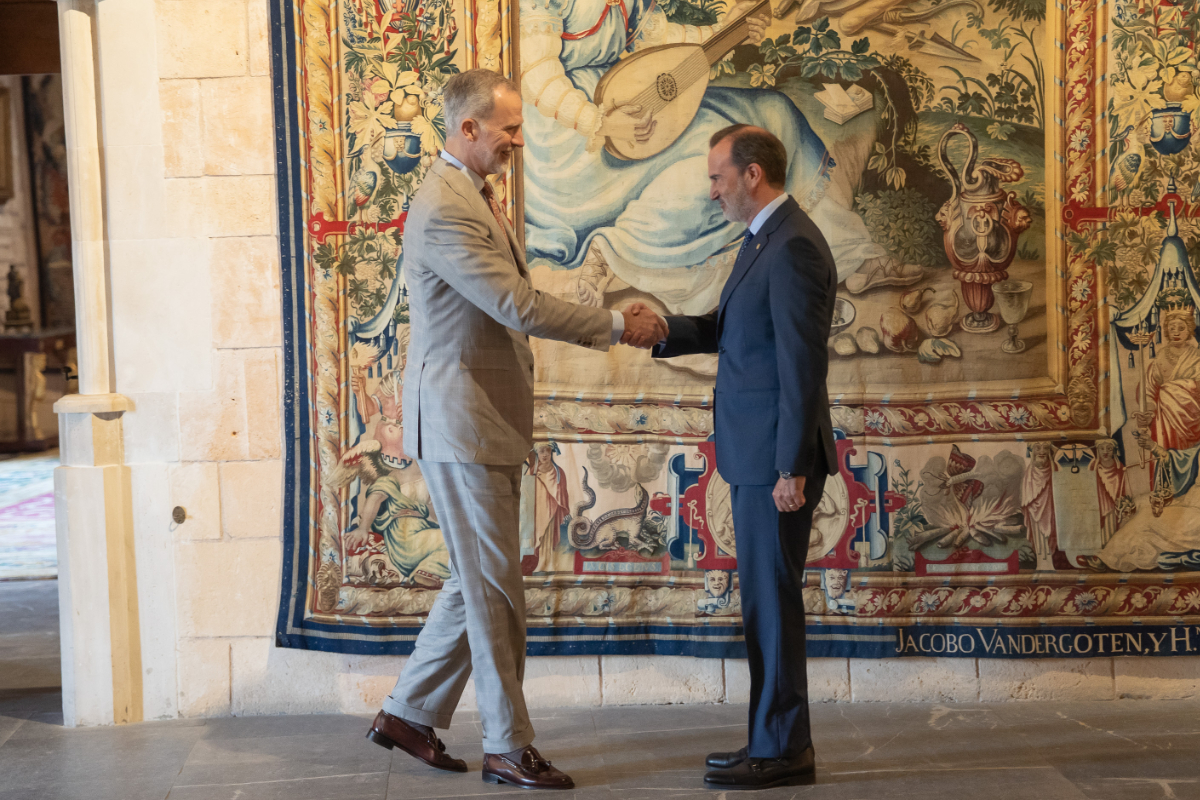 El presidente del Parlamento de Baleares, Gabriel Le Senne (VOX), expresa al Rey Felipe VI su preocupación por la ‘ley de nietos’