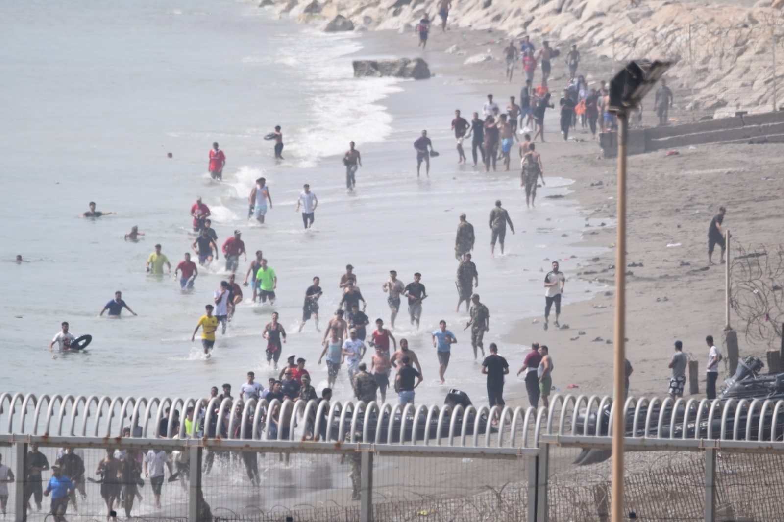 Sindicatos de Policía denuncian que Marruecos no está haciendo «absolutamente nada» para impedir las entradas a Ceuta: «Es una guerra híbrida»