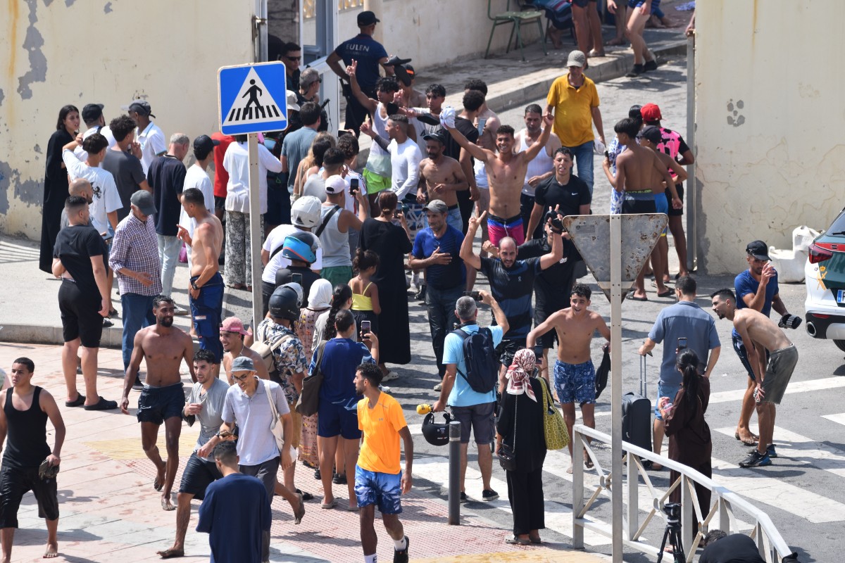 Policías cifran en más de 20.000 los inmigrantes ilegales que han entrado en Ceuta sólo durante la invasión de este jueves