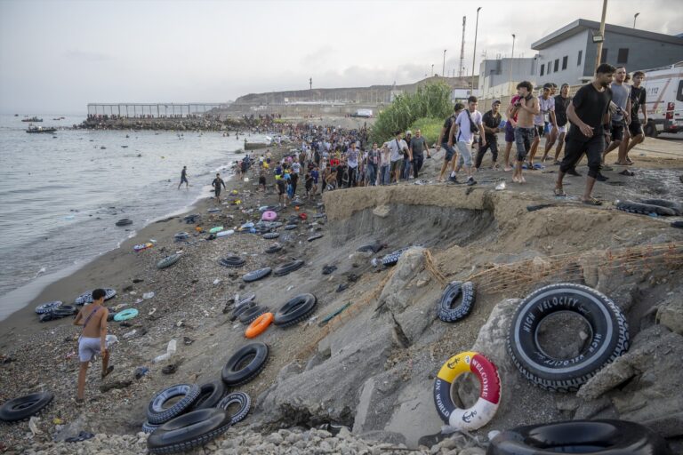 Facebook cierra grandes grupos organizados que coordinaron la invasión marroquí de Ceuta «por todas las rutas»