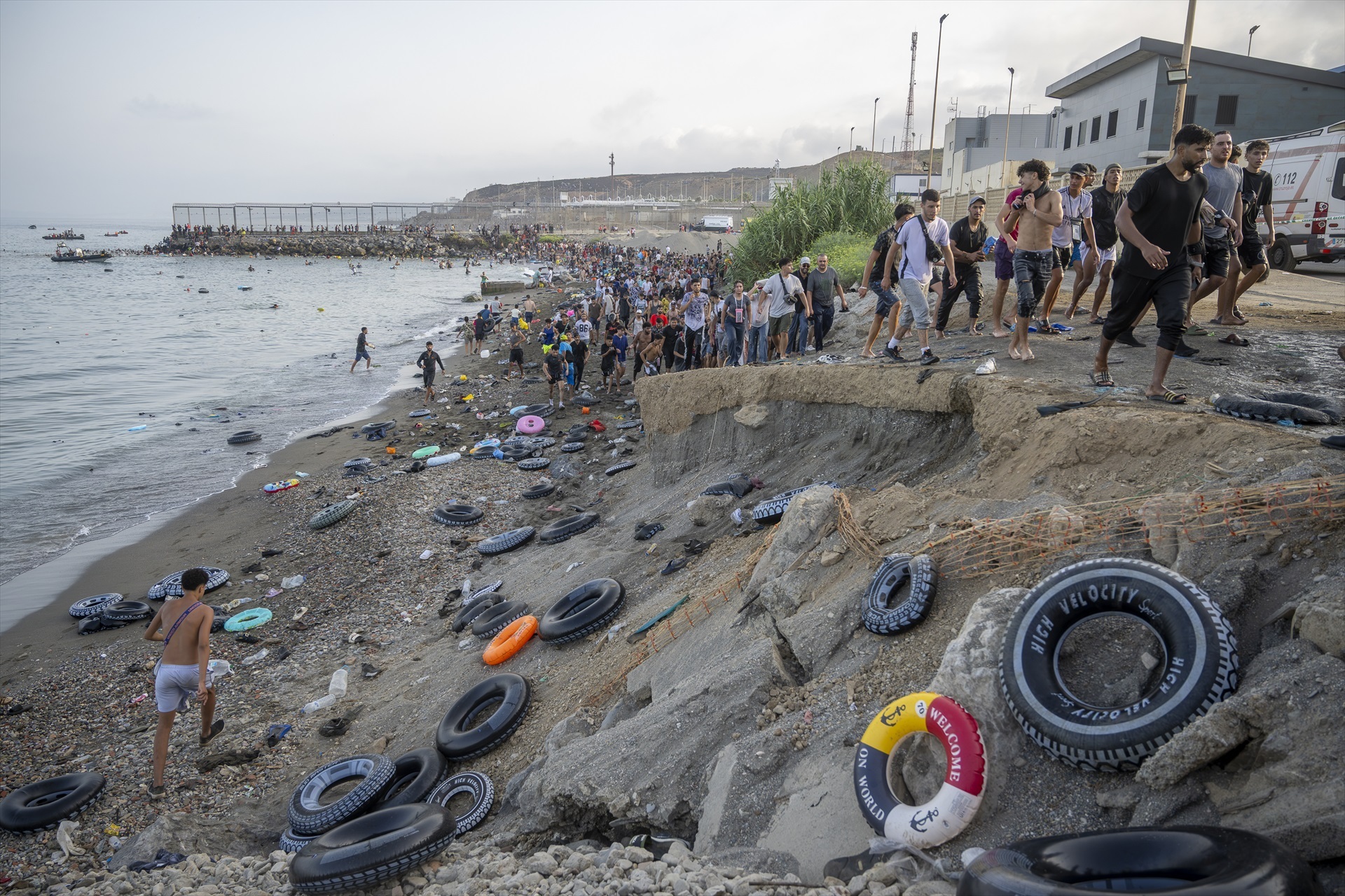 Facebook cierra grandes grupos organizados que coordinaron la invasión marroquí de Ceuta «por todas las rutas»