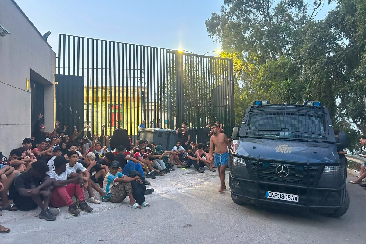 Centenares de inmigrantes ilegales intentan entrar a la fuerza al CETI de Ceuta, obligando a la Policía Nacional a intervenir