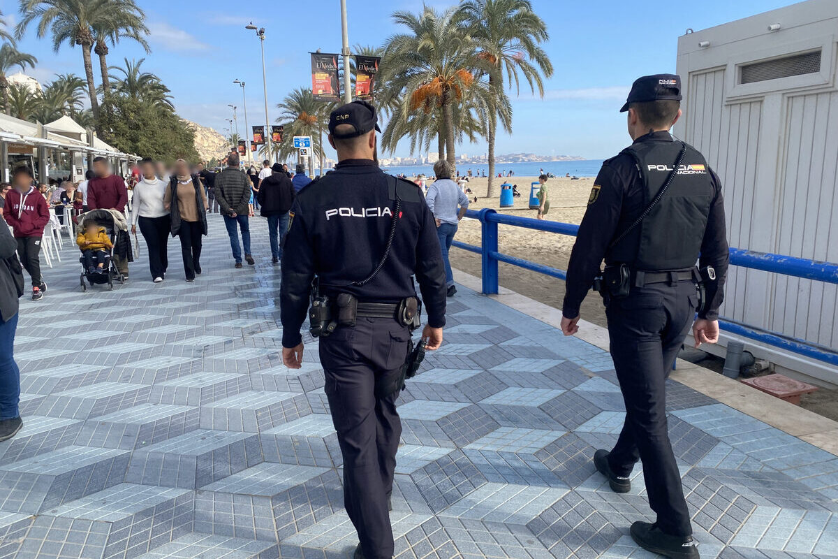 Detenido un inmigrante marroquí por abusar sexualmente de varias mujeres que se bañaban en la playa del Postiguet de Alicante