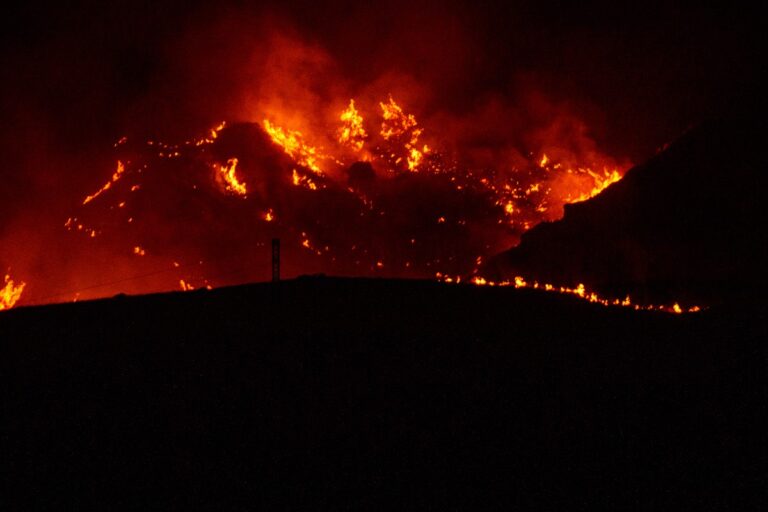 El Infoca pasará a «trabajar en ataque» el incendio de Los Gallardos (Almería), que afecta ya a más de 6.500 hectáreas