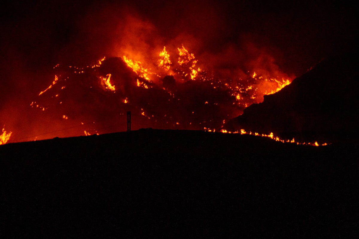 El Infoca pasará a «trabajar en ataque» el incendio de Los Gallardos (Almería), que afecta ya a más de 6.500 hectáreas