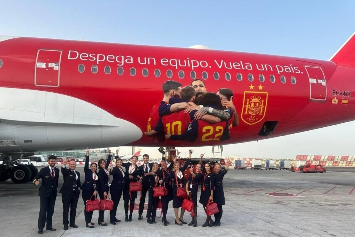 Iberia ‘se mofa’ de Argentina: planta en Buenos Aires aviones serigrafiados con el triunfo de la selección española en el Mundial