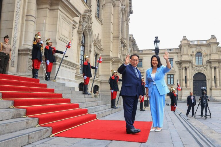 Keiko Fujimori se reúne con el presidente interino de Perú, José María Balcázar: «La democracia nos entrega un mandato»