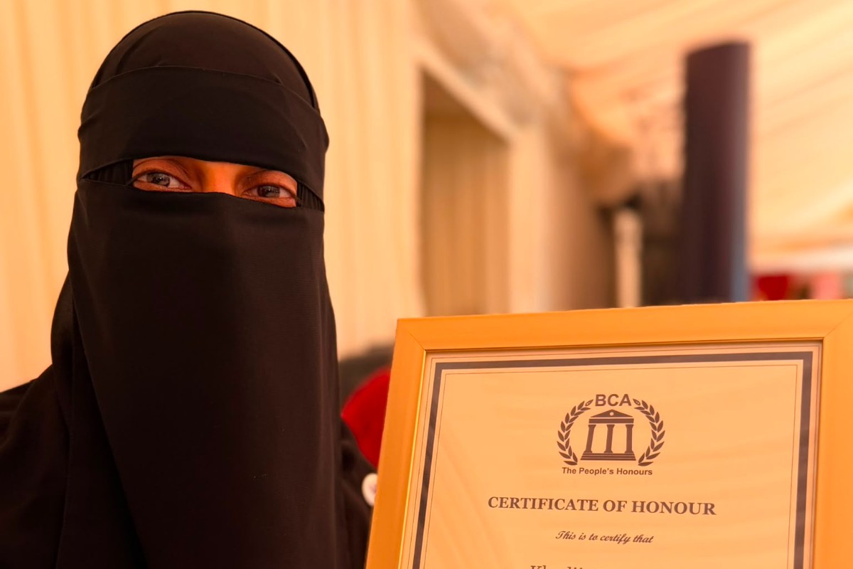 Los Premios al Ciudadano Británico reconocen por «empoderar a mujeres jóvenes» a una mujer cubierta con un niqab