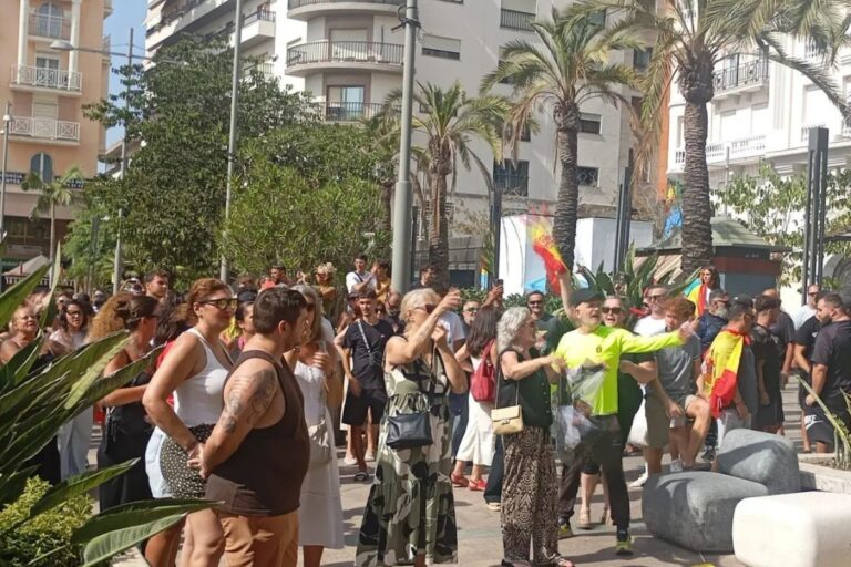 Ceutíes se plantan frente a la Delegación del Gobierno para protestar contra la invasión migratoria: «Sánchez es un corrupto y un traidor»