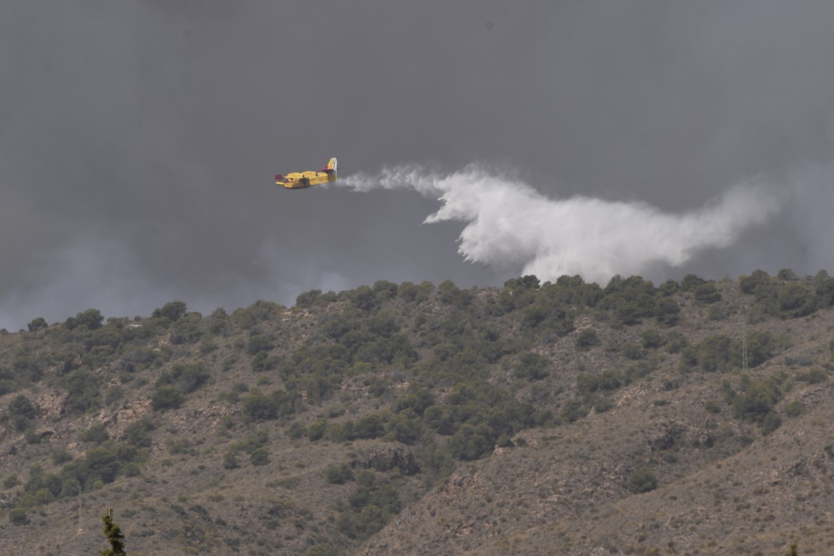 Despliegan 4 hidroaviones y un helicóptero antiincendios para apoyar la extinción del fuego en Los Gallardos (Almería)