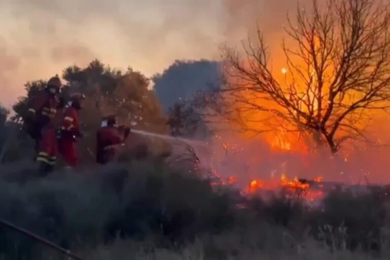 El incendio que arrasa la comarca de las Cinco Villas de Zaragoza sigue fuera de control y ha quemado ya más de 15.400 hectáreas