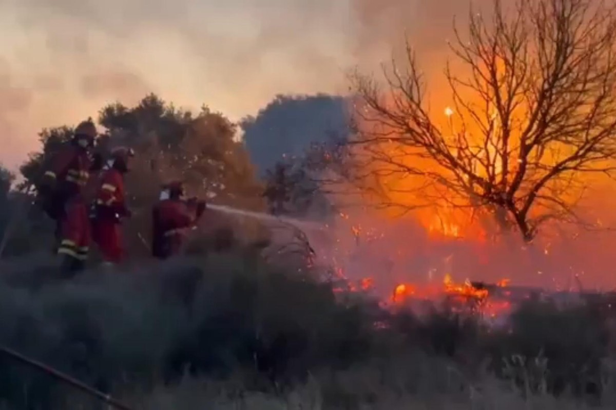 El incendio que arrasa la comarca de las Cinco Villas de Zaragoza sigue fuera de control y ha quemado ya más de 15.400 hectáreas