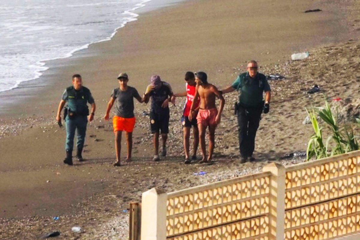 Más de 100 inmigrantes ilegales llegan a Ceuta en una noche con asaltos al vallado y decenas de cruces a nado