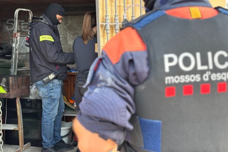 Un okupa multirreincidente intenta matar con un machete a su «compañero de piso» en Premià de Dalt (Barcelona)
