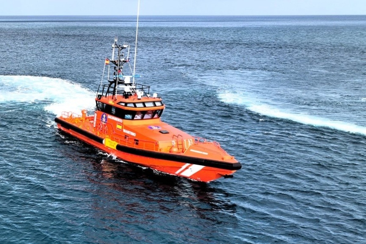 Invasión migratoria: Salvamento Marítimo localiza y traslada hasta La Restinga (El Hierro) un cayuco con 78 inmigrantes subsaharianos a bordo