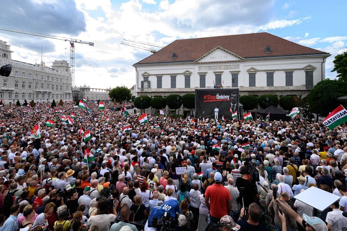 Miles de patriotas llenan las calles de Budapest en una manifestación contra la deriva autoritaria de Péter Magyar: «¡Traidor a la patria!»