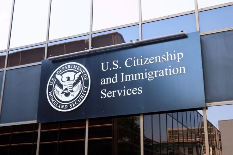 Trump impulsa una medida para negar la residencia en EEUU a inmigrantes que abusen de los programas sociales del Gobierno