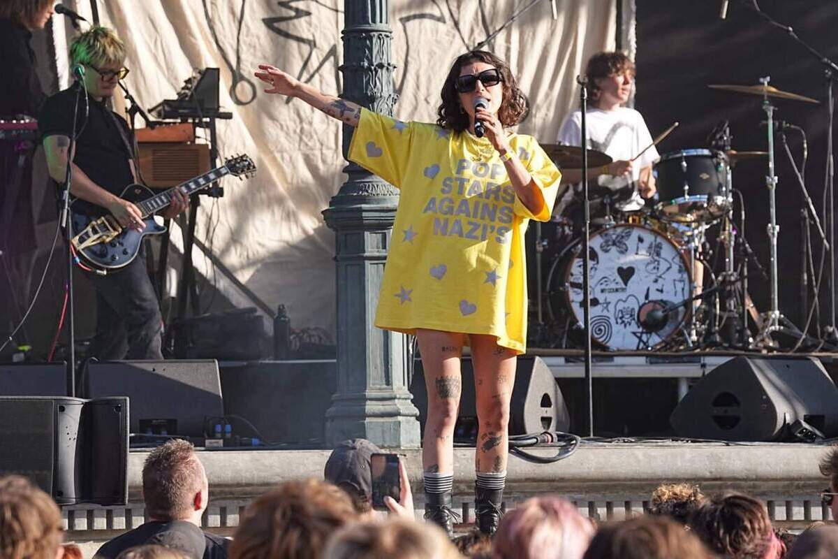 La cantante neerlandesa Sophie Straat manda a los hombres blancos a la parte de atrás del público: «Es hora de las chicas, los queers y las personas de color»