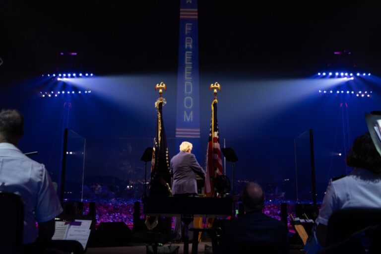 Trump culmina el 250º aniversario de EEUU entre fuegos artificiales y un nuevo llamamiento a la libertad: «Lo mejor está por venir»