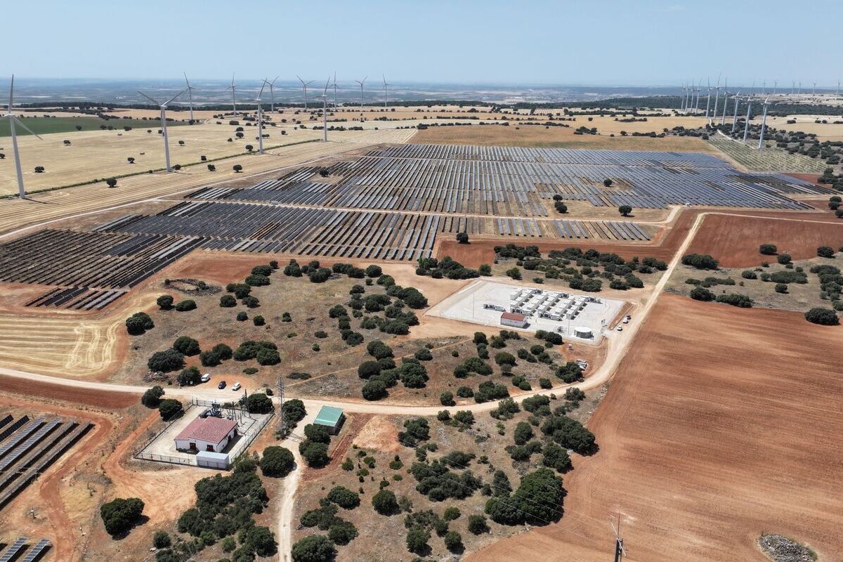 España enchufa su primera ‘megaplanta’ verde que fusiona molinos eólicos, paneles solares y grandes baterías en plena oleada de incendios