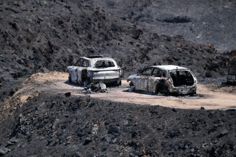 La Guardia Civil aún busca posibles víctimas en el incendio de Los Gallardos y trata de identificar vehículos calcinados