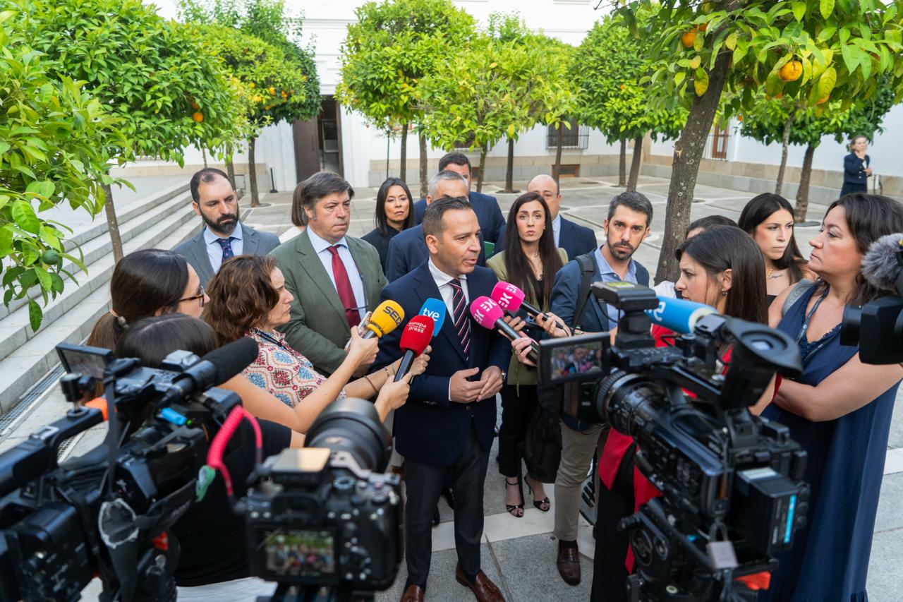 El vicepresidente de Extremadura (VOX) denuncia la «nefasta política migratoria» de Pedro Sánchez y promete «contundencia» contra el reparto de menas