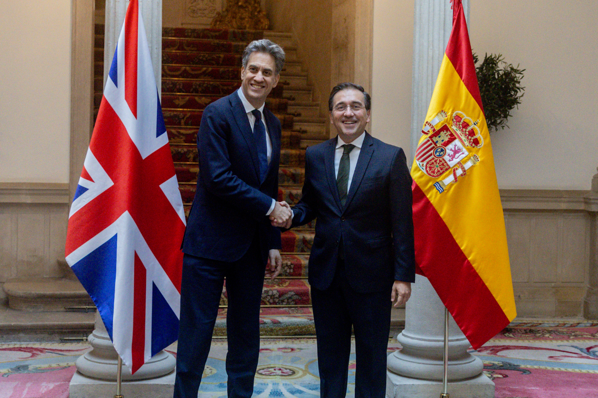 Albares firma dos acuerdos con el ministro de Exteriores británico para imponer la ideología de género y el «fanatismo climático»