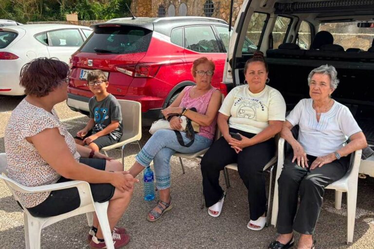 Familias españolas duermen en la calle y no reciben ni comida ni bebida tras ser desalojadas por los incendios: «No sé ni si podré volver»