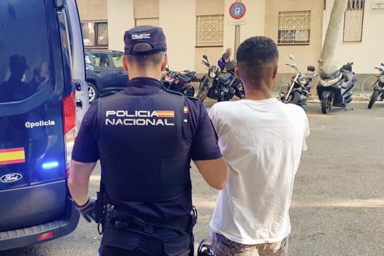 La Policía detiene en Palma a un inmigrante ilegal argelino que llegó en patera hace menos de un año por apuñalar a un hombre que intentó mediar en una pelea