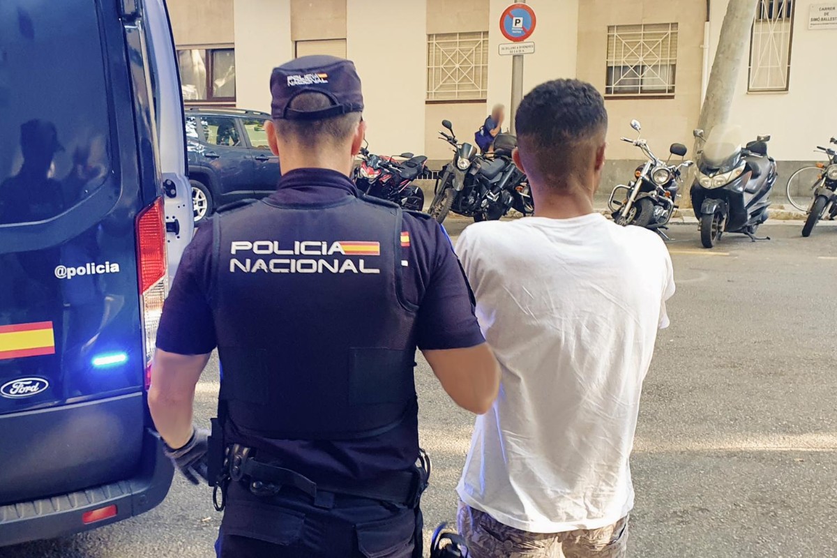La Policía detiene en Palma a un inmigrante ilegal argelino que llegó en patera hace menos de un año por apuñalar a un hombre que intentó mediar en una pelea