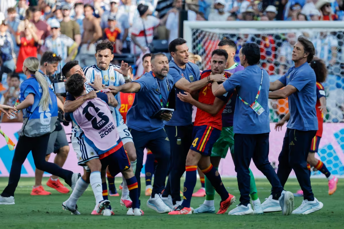 Al menos diez familiares de futbolistas de Argentina fueron detenidos por la Policía de Estados Unidos por «armar bronca» tras el pitido final
