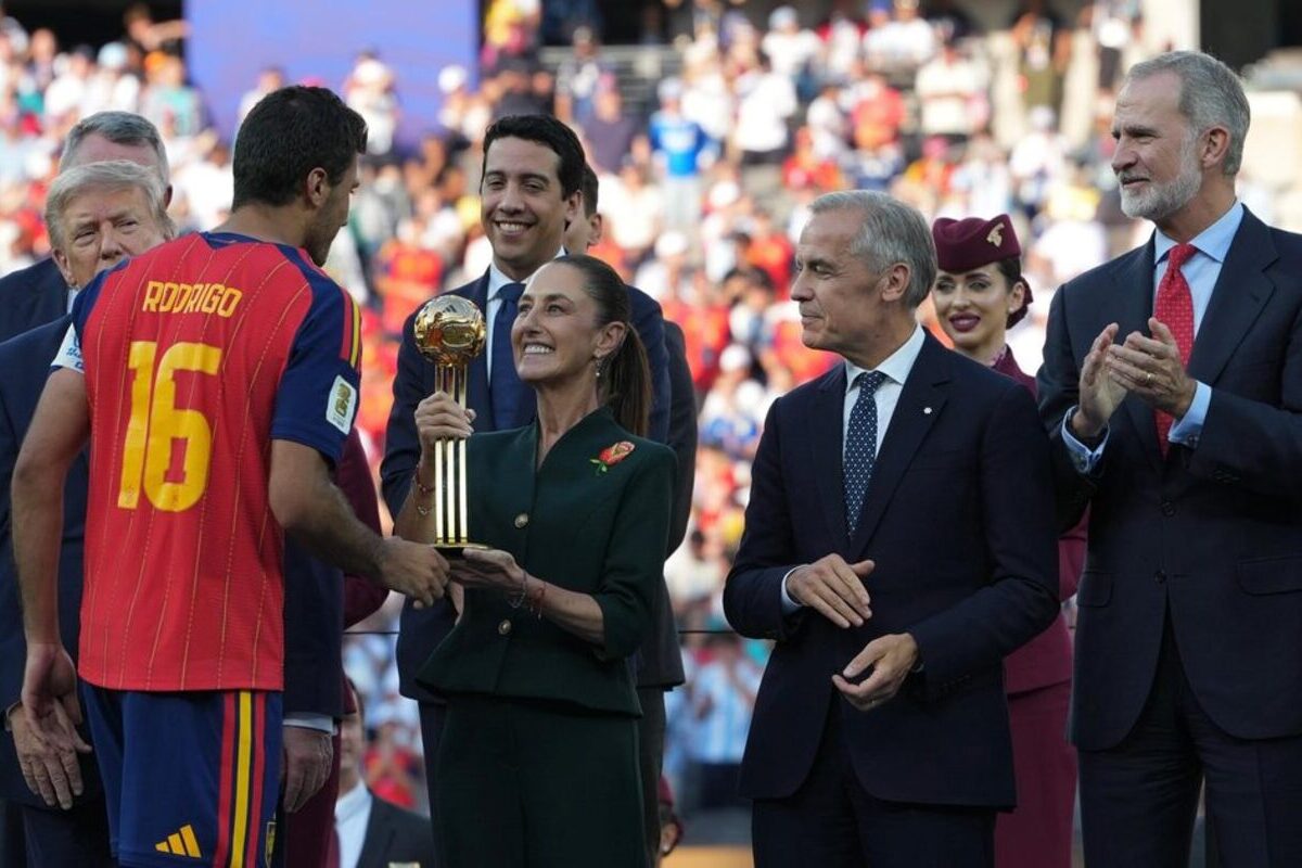 Los organizadores del Mundial tuvieron que explicar a Pedro Sánchez que no podía estar en la entrega del trofeo y aun así bajó al campo
