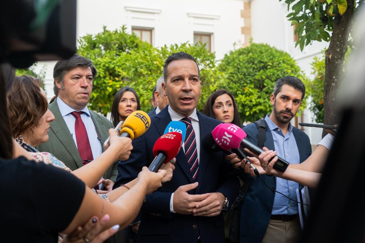 El vicepresidente de Extremadura, Óscar Fernández Calle (VOX), anuncia cinco recursos contra el reparto de menas del Gobierno de Pedro Sánchez