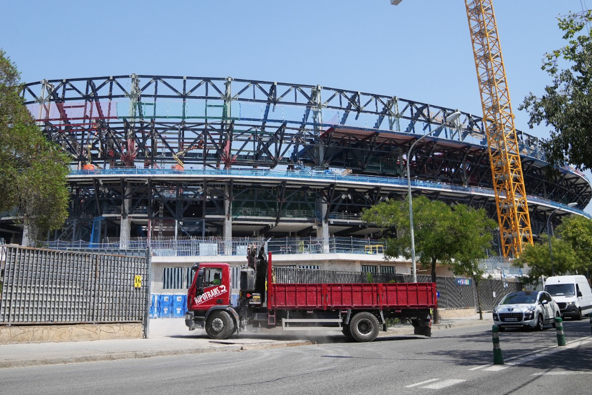 Muere un trabajador al recibir un golpe en las obras de remodelación del Camp Nou en Barcelona