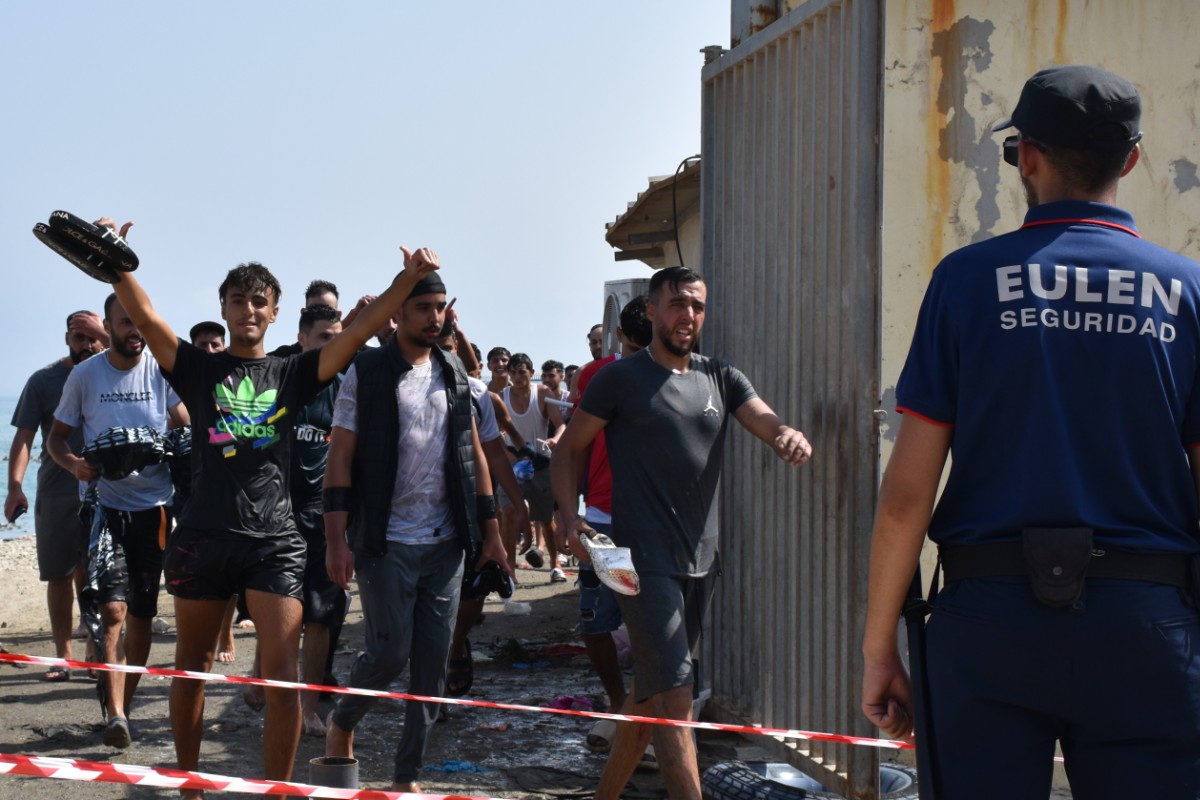 El Gobierno señala ahora que «reforzará» con el Ejército a la Guardia Civil en Ceuta aunque se niega a hablar de «invasión»