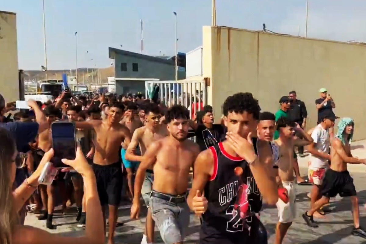 Invasión en Ceuta: cientos de marroquíes, la gran mayoría menas, asaltan la frontera y entran en la ciudad autónoma